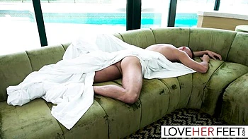 Rachael Cavalli fode com os pés e adora pés sensuais