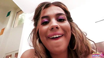 Lilith Grace leva uma foda anal forte com pau gigante