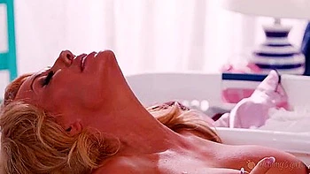 Taylor und River lecken ihre geilen Titten und Arschfetzen