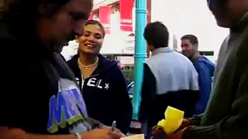 Дева в стиле Бетти Пейдж сосёт и скачет в миссионерке