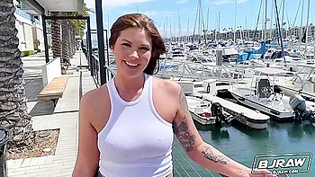 Leah Winters milf de pelo liso chupa y traga polla