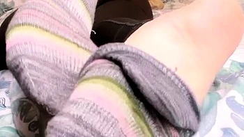 SnowPrincess exhibe ses chaussettes et ses pieds sexy