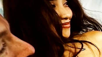 Esposa milf latina se folla en tráiler swinger