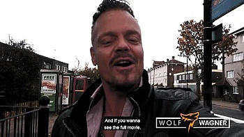 Loira britânica Carmel Anderson monta um pau grande sem proteção