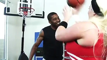 Pawg culo grande chupa y folla perrito duro