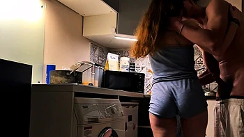Трахаю подругу лучшего друга в позе догги на кухне