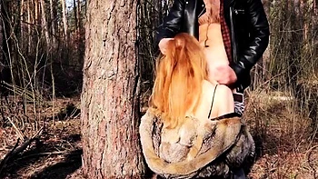 Рыжая тинейджерша делает рискованный минет на улице на большой член