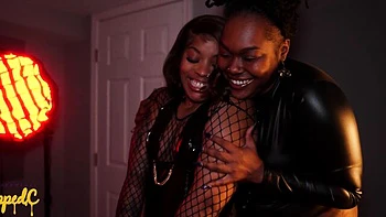 Maman rousse aux gros seins baise en levrette avec une pipe