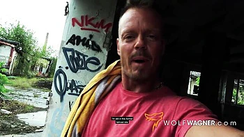 Толстая латина Зара Мендес трахается на публике в Берлине