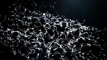 Vinna Reed vadia bebe e leva banho de xixi