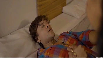 Peitos grandes, boquete lésbico e bondage doggy