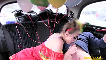Conducteur baise la jolie clown Valentine avec fellation et fontaine