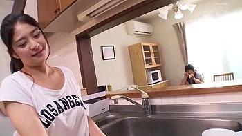 Die ältere Stiefschwester meiner Freundin verführt mich mit Creampie