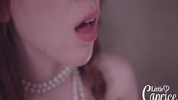 Ruiva lasciva Caprice fode a buceta suja com os dedos