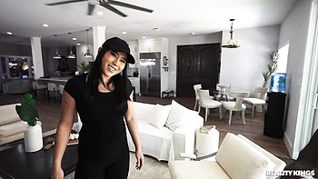 Curvy Emerald Sucks Big Cock Oral Style