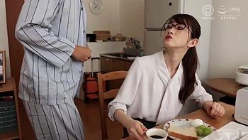 Schlanke Brillenschlampe brutal vergewaltigt