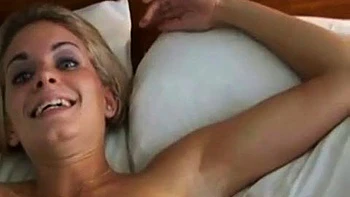 Изменяющая блондинка сосёт и ебется в позе догги и миссионерка