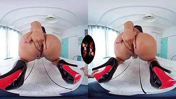 Латиноамериканка сосет и трахается в позах догги и наездницы VR