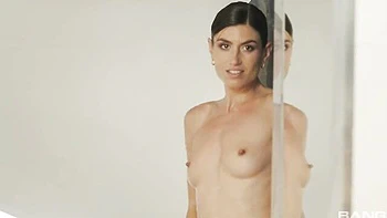 Linda morena Julia Roca fodida de quatro e lambendo a buceta