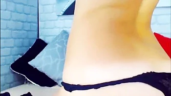 Миниатюрная брюнетка стриптиз и трогает киску в колледже