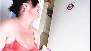 Милла Монро с большими сиськами и жопой мастурбирует в душе