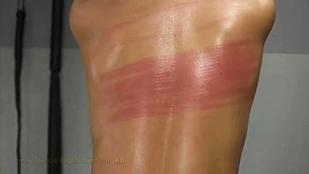 Adolescente alemã Lola nua e obediente na máquina de BDSM