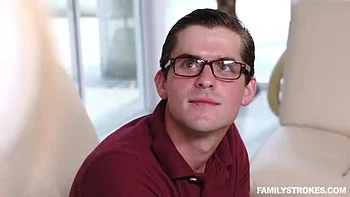 Meia-irmã fofa faz boquete no meio-irmão no sofá - facial Avery Adair