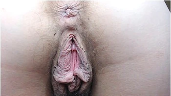 Grandes lábios da buceta balançando na visão de trás