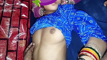 Irmã de criação desi 18+ fodendo a buceta apertada sozinha