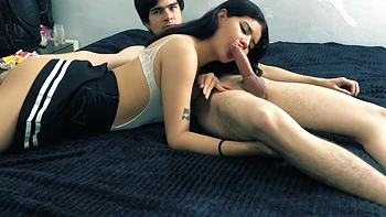 Não resisti e fodi minha irmãzinha vadia de saia e meia preta