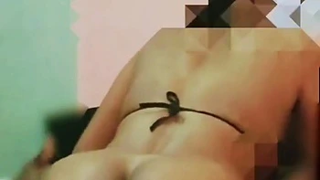 Grande sœur de sang-froid baise la grosse queue du demi-frère