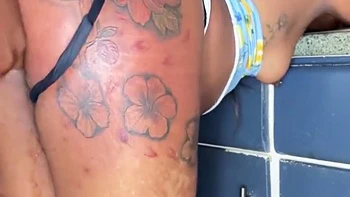 Mein tätowiertes Stiefschwester-Arsch im No Nut November