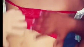 Stiefschwester schaut TV und gibt geile Handjob