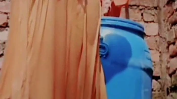 Indische Bhabhi filmt nackt beim Baden draußen