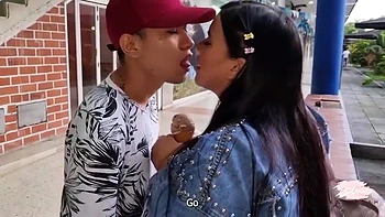 Vierge baise en public au centre commercial avec Savannah Watson