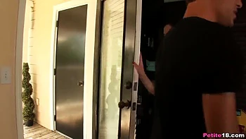 Glattrasierte brünette Teen saugt und reitet in Nachbarschaft