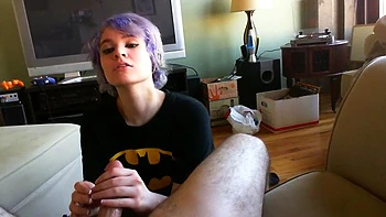 Amadora tarada chupando e masturbando o pau