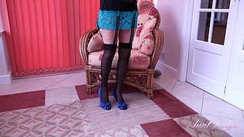 Tia Josie se masturba de lingerie e meias com peitos peludos