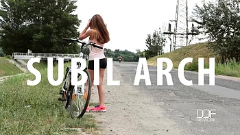 Bruneta húngara motociclista fodida em casa de lingerie