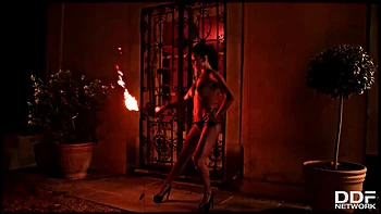 Brune pyromane baise ses gros seins en plein air