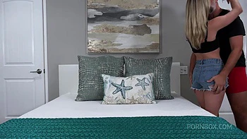 Keiran Lees großer Schwanz wird von zierlicher Cheerleaderin geleckt