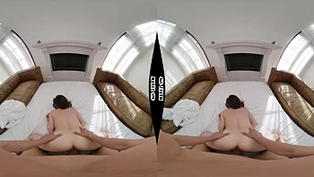 Брюнетка-сотрудница ебется в VR