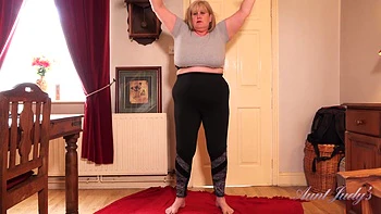 Catherine se masturba depois do treino - MILF gostosa