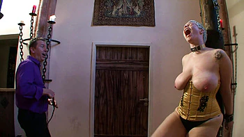 Esclava tetona azotada y dominada duro