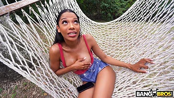 Eden chupa profundo y recibe faciales en tetas pequeñas