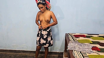 Meia-irmã fode com punho e lambe os pés