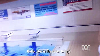 Блондинка с натуральными сиськами делает первый POV минет