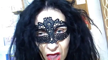 Amadora italiana abre a buceta e se masturba com dildo preto, fala suja