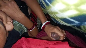 Indische Soni Bhabhi lutscht dicken schwarzen Schwanz und schluckt Sperma