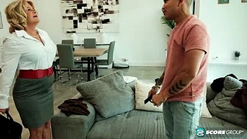 MILF Elara Elis 62 fickt jungen Freund - Blasen, Doggy, Gesichts-Cumshot